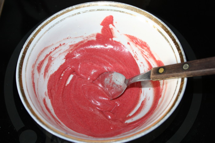 Přidejte 4-5 kapek barviva rozpustného v gelovém tuku a vše promíchejte, dokud nedosáhnete jednotné barvy