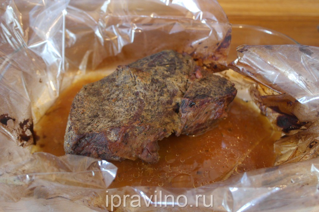 Retire a carne de volta ao forno por 20 minutos, para que a carne fique coberta com uma pequena batata frita
