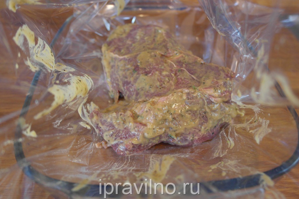 Bifes de carne cozidos   molho de mostarda   Coloque a carne em um saco (manga) para assar