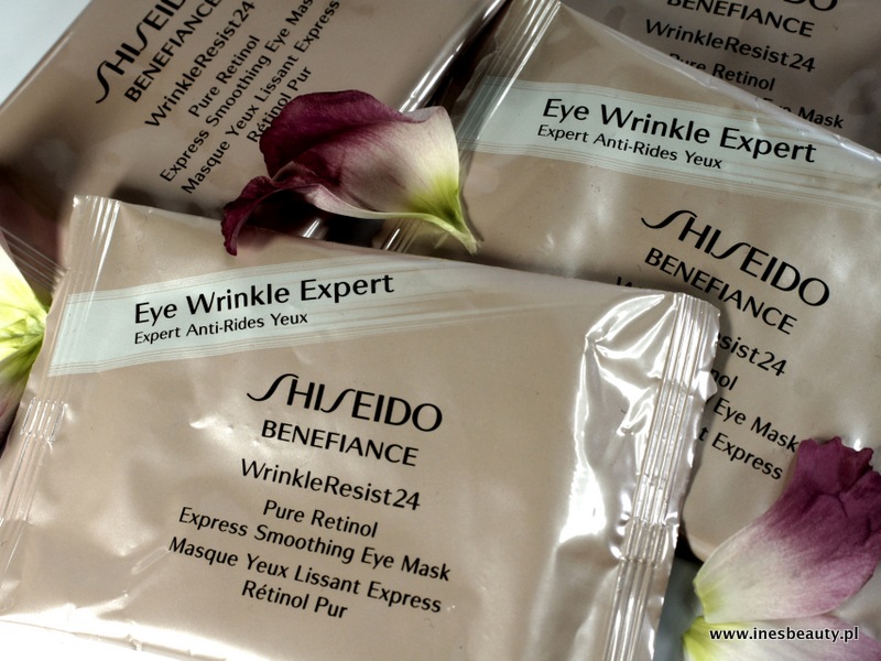 Каждая пара лепестков Shseido Benefiance WrinkleResist24 Pure Retinol Express Разглаживающая маска для глаз сглаживания заключена в отдельный пакетик