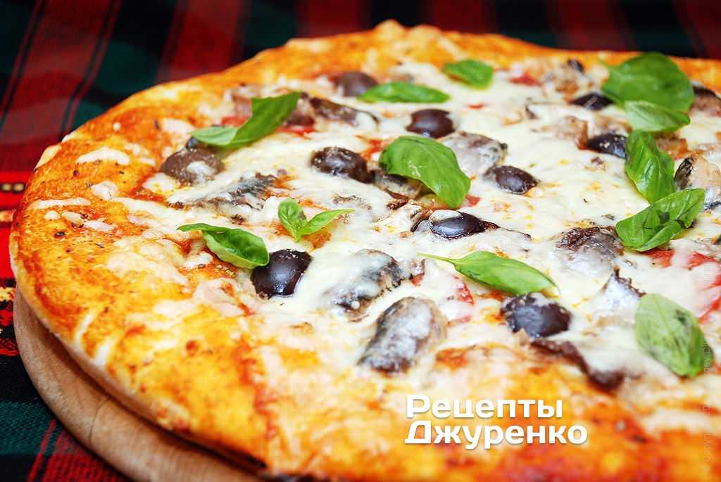 Піца з рибою готується з консервованими сардинами, взявши за основу класичні італійські рецепти