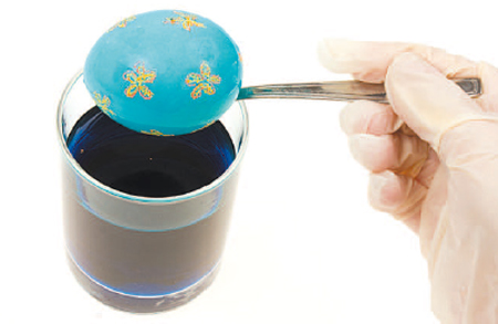 Опустіть яйце у ​​фарбу, витримаєте заявлене виробником фарби час, а потім дістаньте і просушіть