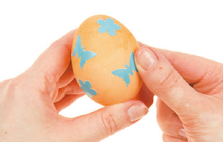Приклейте фігурки на яйце, не забуваючи гарненько розгладжувати папір
