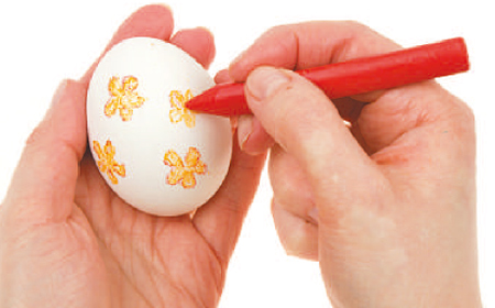 Розфарбуйте біле зварене яйце восковими олівцями