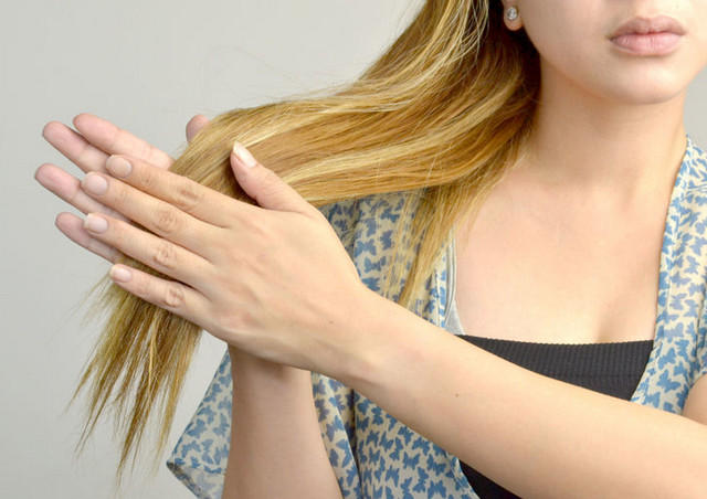 Використовуйте пальці для масування і рівномірного розподілу по волоссю від коренів до кінчиків
