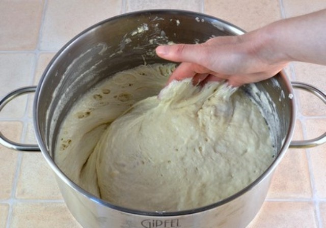 4) Якщо готували тісто зі свіжими дріжджами - накрийте його і залиште на дошці на 15 хв
