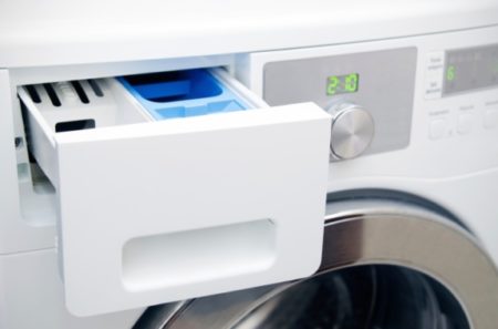 Як правило, сучасні пральні машини містять рекомендації виробника про розподіл миючих засобів, а також вказівки, куди їх заливати