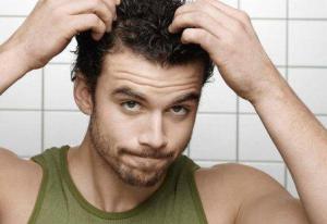 Випадання волосся часто турбує чоловіків після тридцяти п'яти, але коли воно відбувається в більш молодому віці, то на це повинні бути вагомі причини