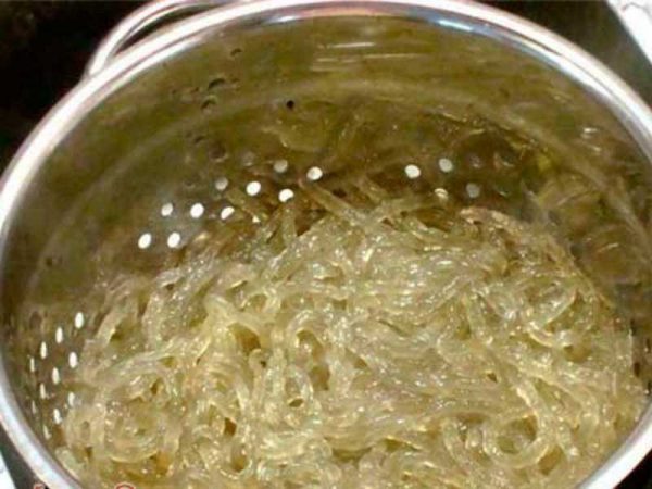Recept používaný čínskými výrobci není špatný, ale dresink pro funchozy bude příliš silný na salát, takže před přidáním omáčky je třeba omáčku zředit vodou o třetinu