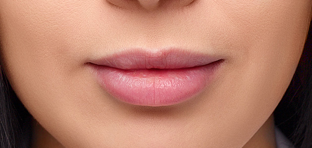 Aplique um pouco no pincel ou   cotonete   e mascarar o excesso, tornando o contorno dos lábios perfeitamente liso