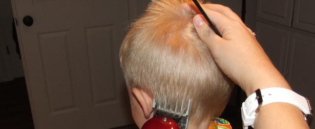 У фото албуму бебе свакако треба да држите прамен прве косе за резање, јер временом структура и њихова боја могу бити сјајне