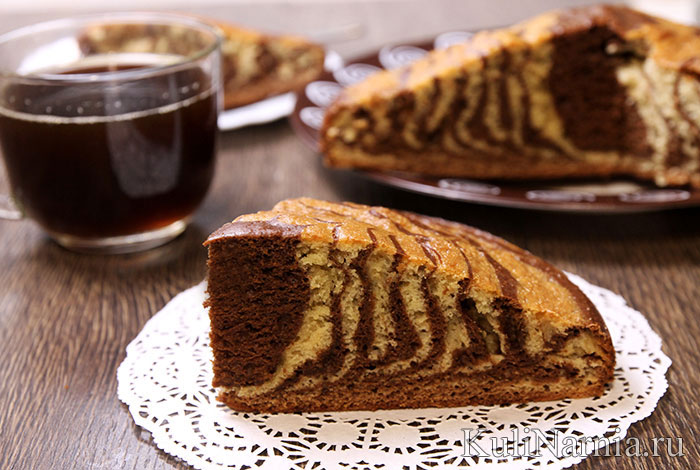 Пропонуємо приготувати популярний і перевірений часом солодкий пиріг «Зебра» на кефірі, який отримав назву завдяки смугастої начинці