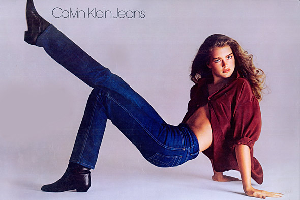 У 1982 році Кельвін запустив колекцію нижньої білизни, знову-таки брендованого великими логотипами Calvin Klein - велика кількість цих логотипів залишається відмінною рисою одягу і аксесуарів марки досі