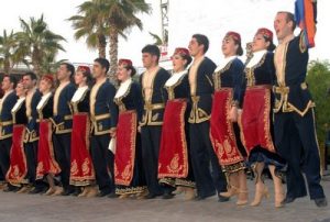 Представники вірменської діаспори Гренобля виступили з ініціативою провести 26 травня флешмоб в різних куточках світу, напередодні 100-річчя з дня встановлення Першої Республіки Вірменія і 2800-річчя від дня заснування Єревана