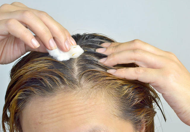 Кокосове масло багате на лауриновий кислоту, яка дуже добре допомагає запобігти втраті волосся