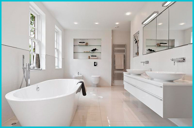 Ванна кімната в білих тонах може бути оформлена з використанням меблів і аксесуарів з дерева (такий стиль часто використовують спа-салони)